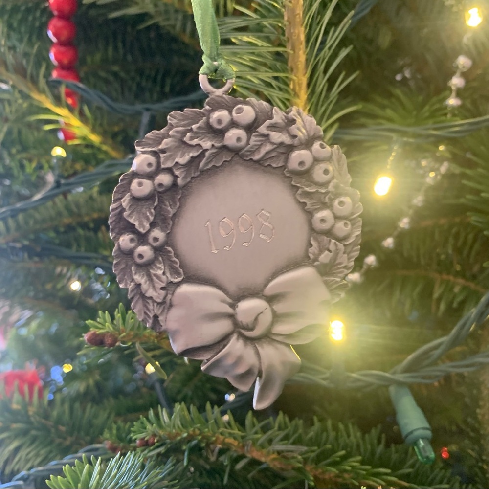 Vintage Pewter Commemorative 1998 Wreath Holiday Ornament